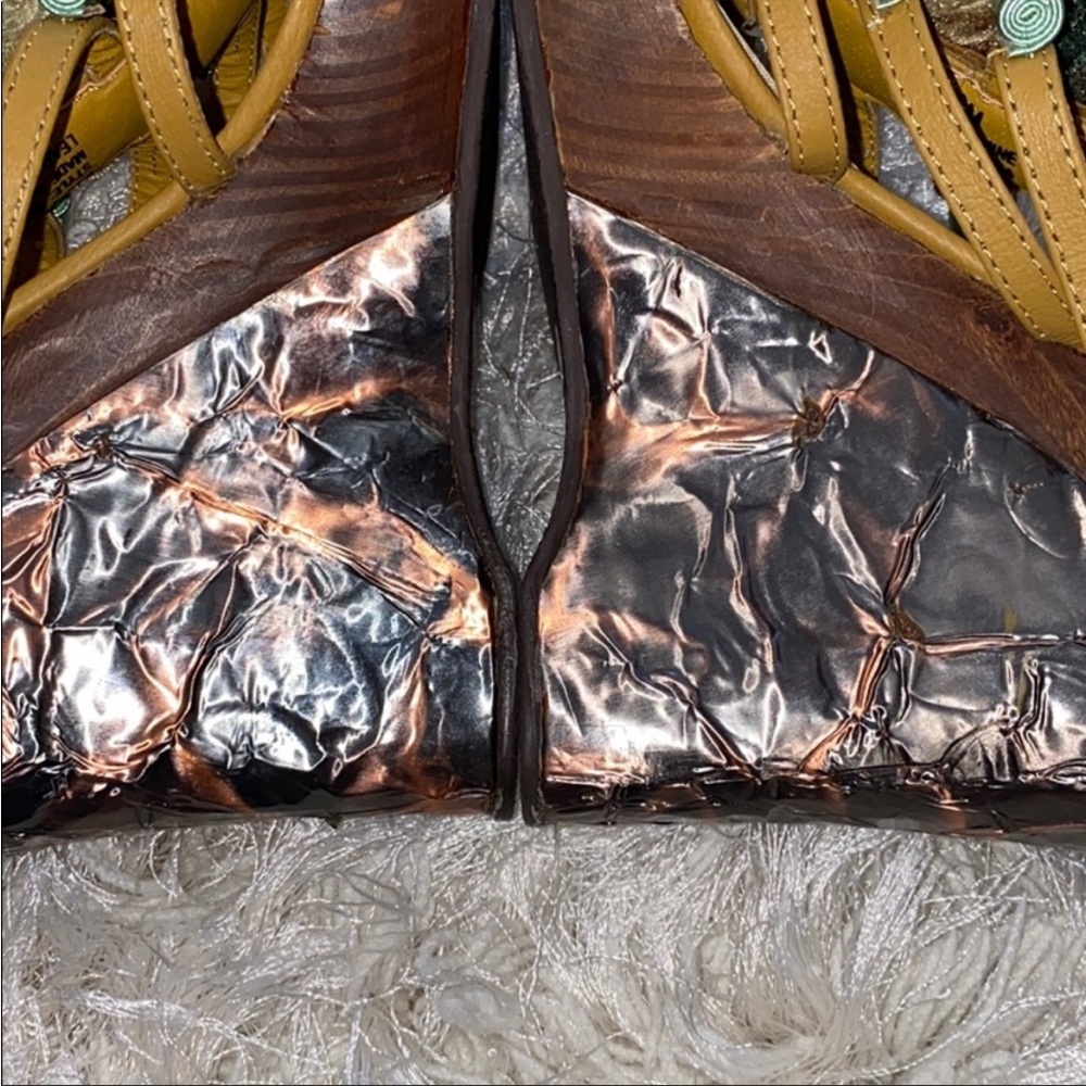 Two lips embellished crystal like open toe wedge shoes sandals - Picture 6 of 11